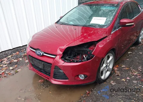 2014 Ford Focus Titanium z USA, uszkodzony, nr VIN 1FADP3J21EL309924